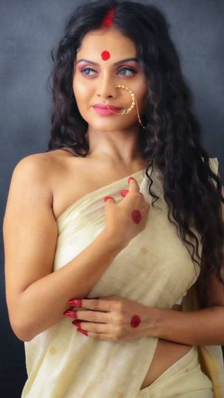 Sexy Indian bhabhi teasingly pulling down her white saree