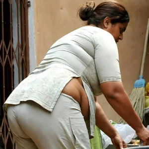 Sexy Desi Aunty Bending Over to Show Her Assets