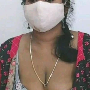Bhabhi in floral blouse showing cleavage while wearing face mask