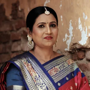 Exotic Indian Aunty in Traditional Saree