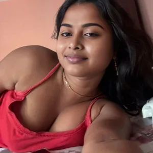 Bhabhi in Red Crop Top Smiles Seductively