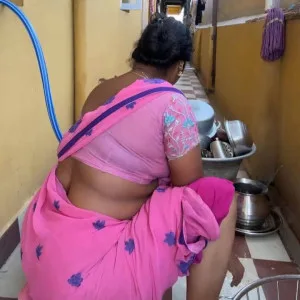 Curvy Desi Aunty in Saree Bends Over