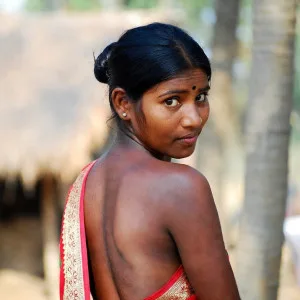 Desi Village Girl Topless Saree Back View – Bare Back & Shoulders Exposed
