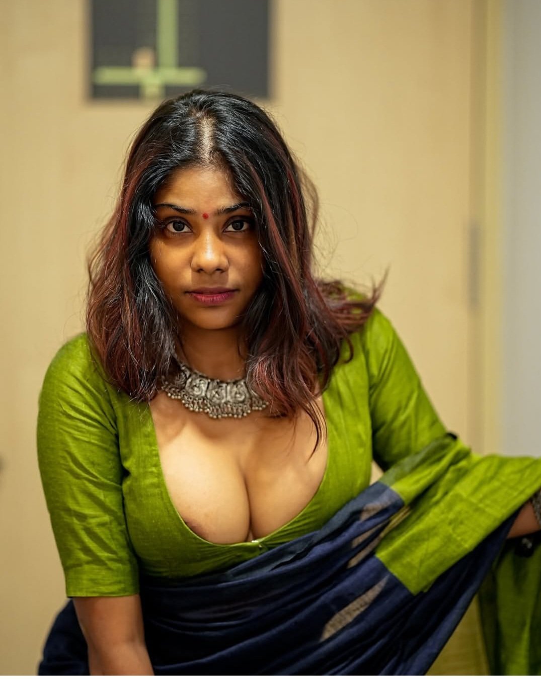 South Indian bhabhi in revealing sari sitting confidently